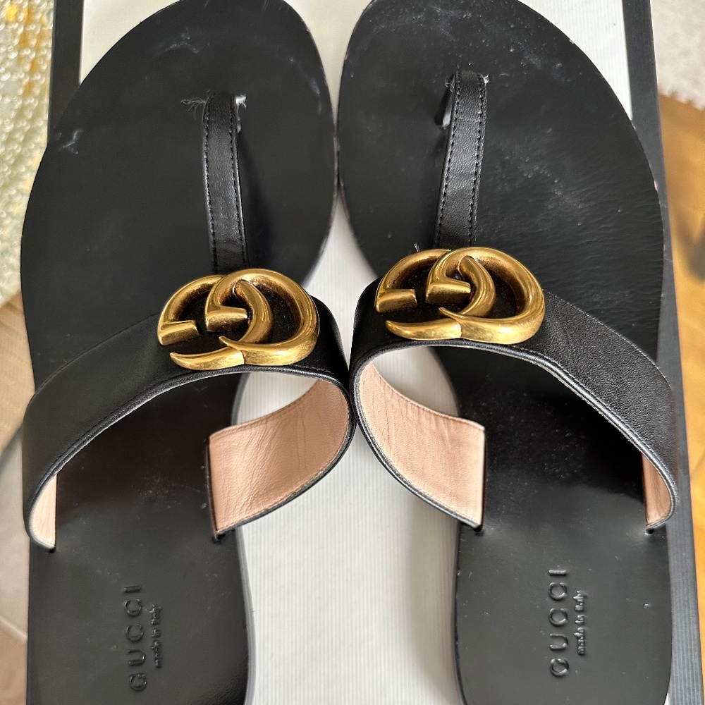 Leather Gucci thong slides with double G